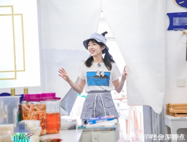 发现|中餐厅赵丽颖领口大还要弯腰端菜,还好李浩菲发现及时救场