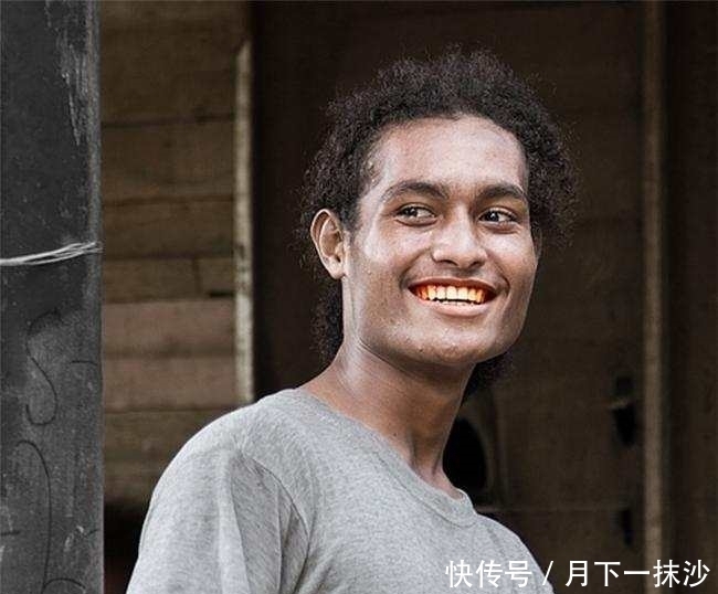  跟头|出差到外国一个小村落，村民冲我一笑，吓我一个跟头！