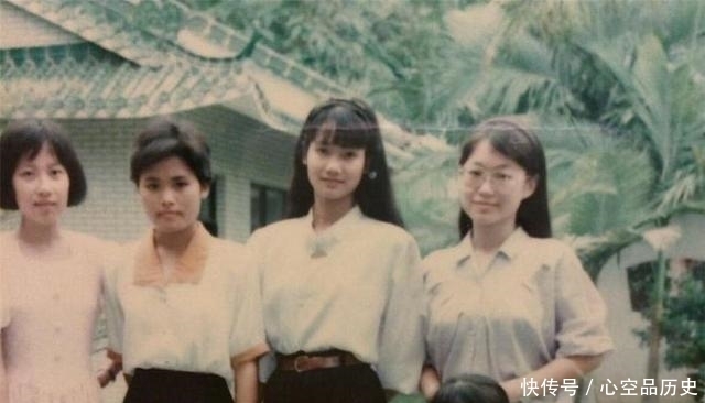 父母|“妈,你当年是被我爸绑架了吗?”网友晒父母老照片,颜值差距大