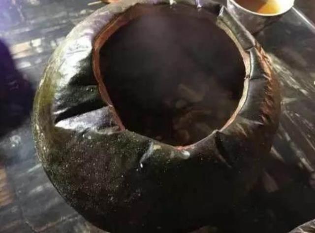 切开|男子到同事家做客,同事用一个西瓜招待他,切开后男子口水直流