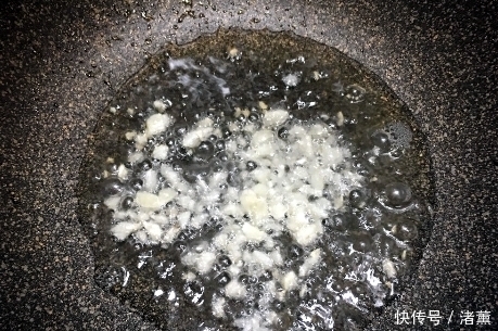 厨师|炒丝瓜时，不要直接就下锅炒，厨师教我1招技巧，丝瓜翠绿不发黑