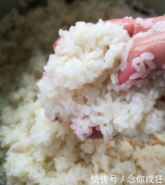 糯米|自制米酒,糯米蒸熟后别直接加酒曲!多做1步,又香又甜,酒汁多