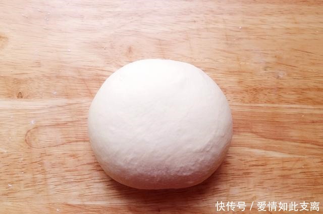 美味|面粉别再做包子了,试试这款小吃吧,咬一口,瞬间爆浆,美味极了