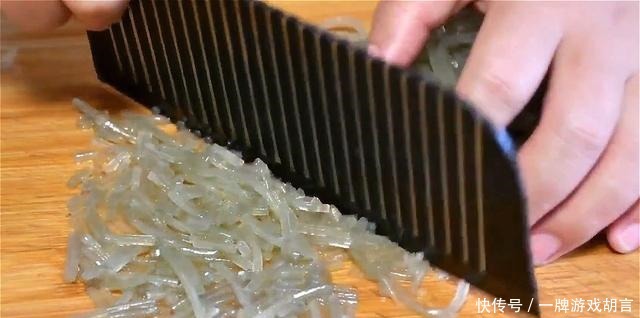 外酥|韭菜盒子新做法,不加面粉不加水,大锅煎一煎,外酥里软,太香了