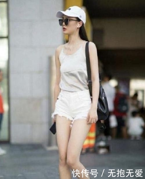 吊带裙|时尚街拍:飘逸红色吊带裙,成熟自信的气质让人难忘!