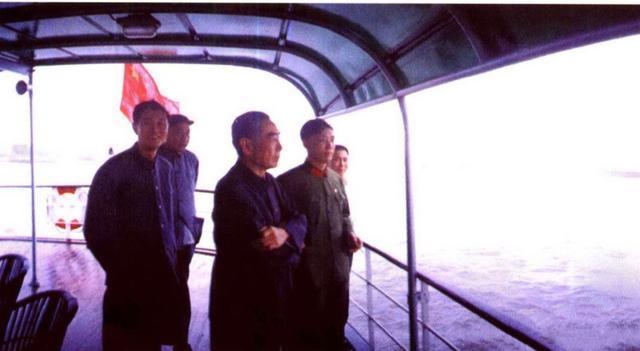 王洪文活了58岁,他被关进秦城后,妻子拒绝