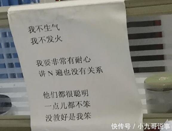  就别|“姐姐你就别装了，镜片上的反光早就被大家看光了！”哈哈哈哈哈，真是尴尬至极！