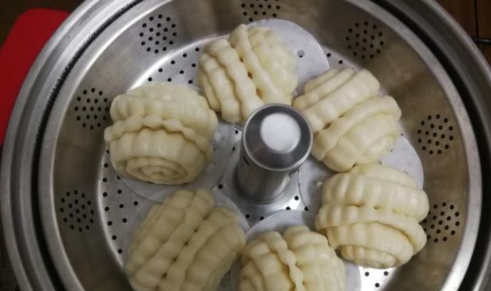 搞定|手把手教你在家蒸花卷,一根筷子就搞定,花卷蓬松柔软,比包子馒头还好吃