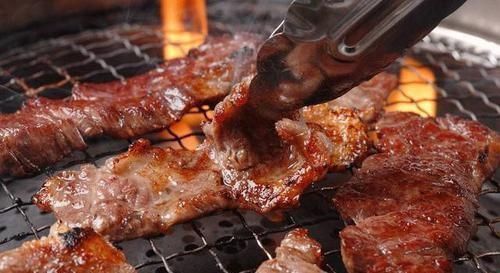 顾客|吃烤肉时,服务员问你“要不要换纸”,其实是种暗示,不懂很尴尬