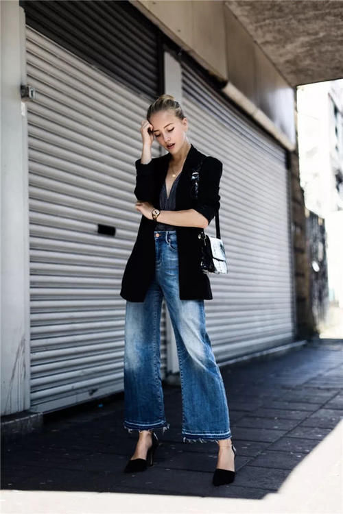 丝袜|女人不要再“丝袜”配高跟鞋了,今年流行这样穿,优雅时髦又高级