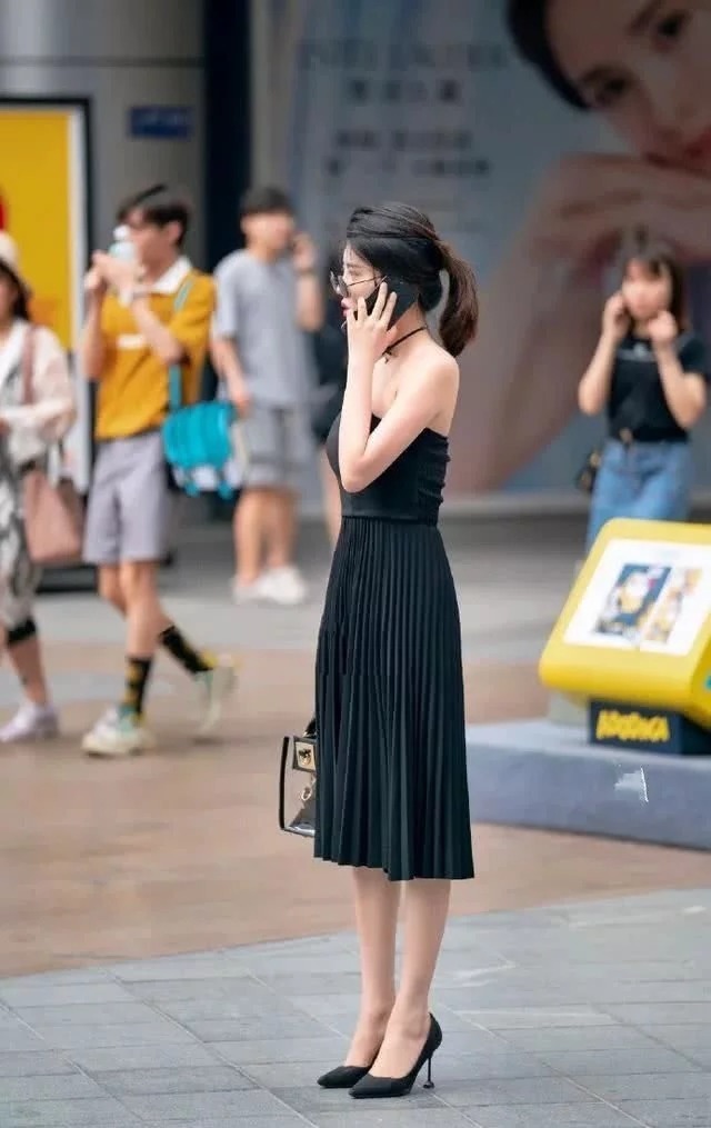 黑色|街拍:扎短马尾的小姐姐,戴上一副眼镜,很有御姐的风范呢