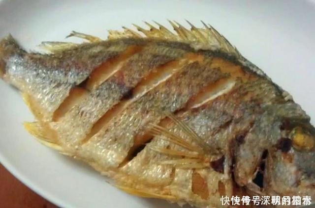 妈妈煎|不管煎什么鱼,直接下锅可不对,先做这一步,鱼皮才完整!