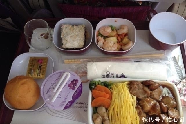 韩国|中国飞机餐VS国外飞机餐,看完印度的我,直接把手里餐“扔了”