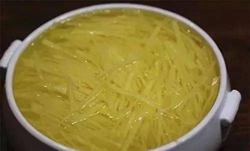  土豆丝|凉拌土豆丝要脆有“秘方”，试试这个做法，酸辣清脆，丝丝入味