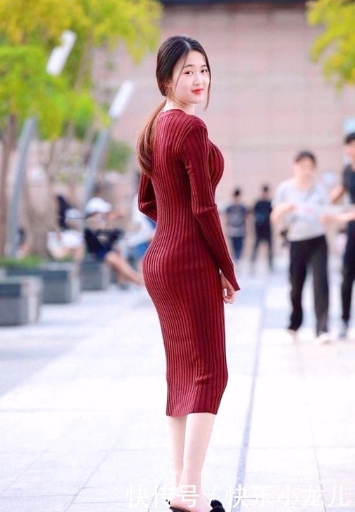 白色|穿搭:美女身穿白色一字肩T恤,穿起来非常的舒适漂亮