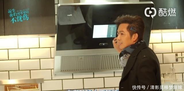 对着厨具|花絮钟汉良煲鸡汤动作熟练和厨具聊天好萌,头上小夹子太可爱了