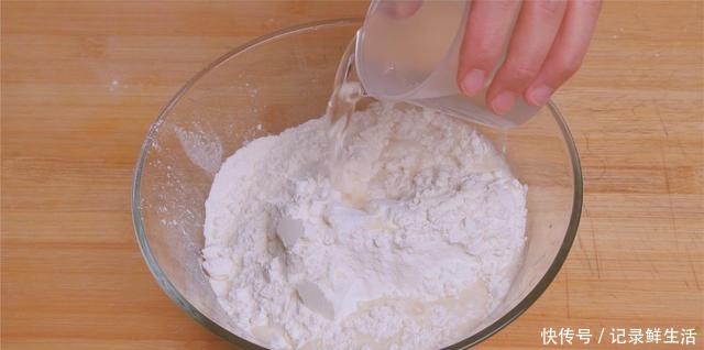 馒头|西葫芦别炒着吃了,试试这种新吃法,比包子馒头简单还好吃,解馋