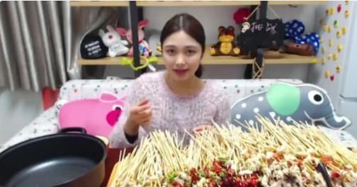 串串|大胃王挑战3000根肉串,力证自己没“假吃”,却被时间给出卖了