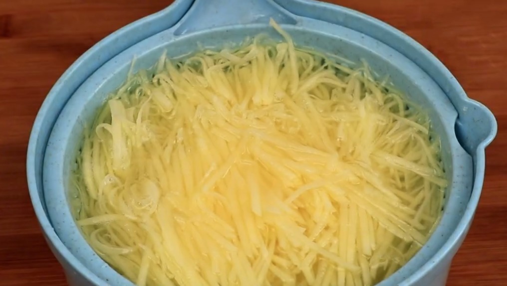 鸡蛋|土豆丝里打3个鸡蛋，太好吃了，我家一周吃5次，上桌就光