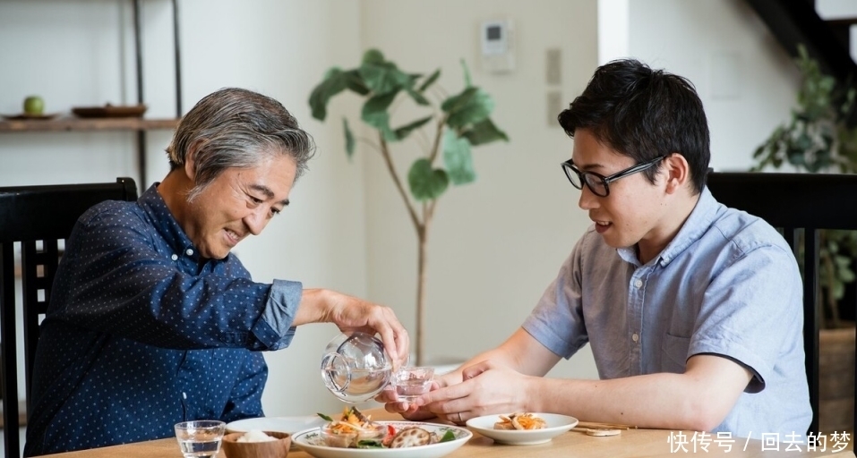 老王|酒局上：“我干了，您随意”，笨蛋才这样说，聪明人都这样做