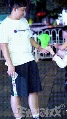 帽子|搞笑GIF趣图:哥们,这帽子不错,最关键是女友送的!