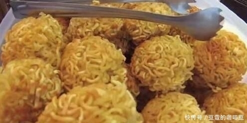 小吃|阿姨把方便面做出新花样，一袋面能卖10元，小学生们抢着吃