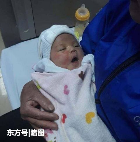 赚钱|妻子生第3胎时意外离世,如今丈夫既要赚钱还债又要养活3个孩子