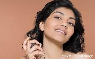 难闻|女人喷香水时，尽量少犯3个“错误”，不然味道易散，还难闻