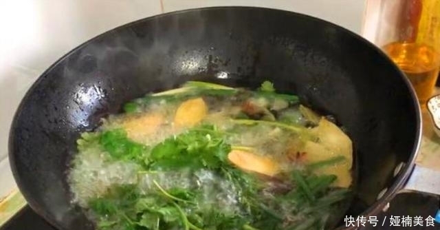 热油|炸辣椒油,只浇热油就“废”了,多加这1步,辣油香辣红亮特解馋