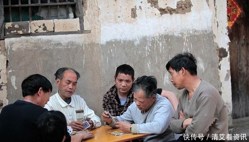 破罐破摔|实拍农村的那些“老光棍”, 常常一身臭毛病, 破罐破摔