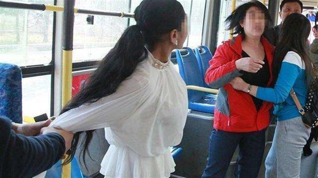 让座|公交车上抱着孩子的宝妈，被老太逼让座，宝妈的举动让人敬佩