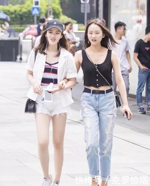 感觉|路人街拍，靓女白色上衣搭配牛仔热裤，整个人看起来高挑迷人