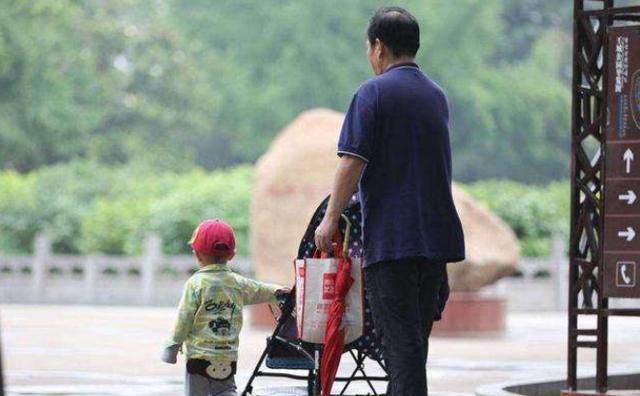 索赔|孙子摔坏同学玩具车,家长张口索赔1000,爷爷的话让对方无话可说