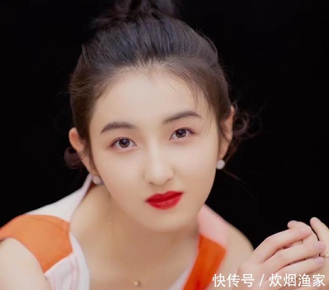  张子枫|张子枫高考考试后，第一个跑出考场的人，希望她能够取得好成绩