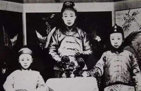 溥仪|她是军机大臣荣禄的女儿,溥仪的母亲,是什么原因让她自杀身亡