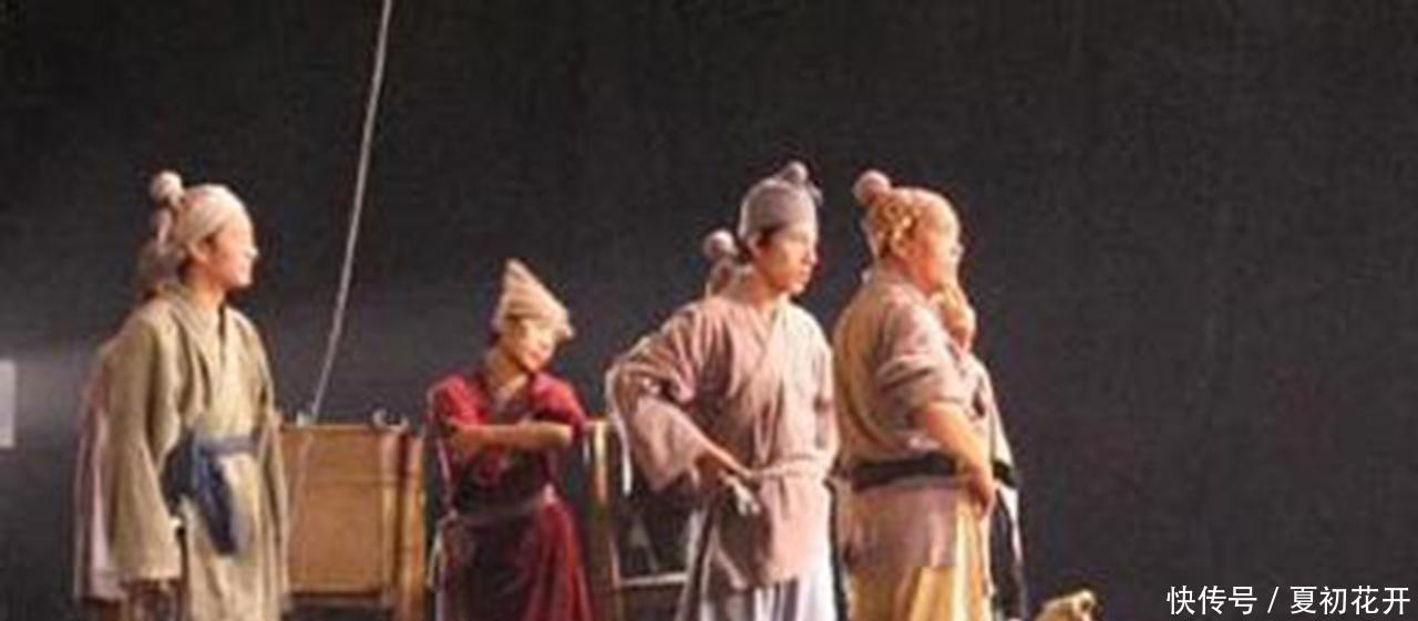 女儿|小偷去寡妇家偷东西, 寡妇对女儿说了三个子, 第二天小偷送钱上门！