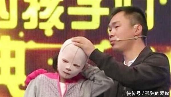  受尽|女孩一直戴头套上学，却受尽同学嘲讽，摘下头套后众人都沉默了