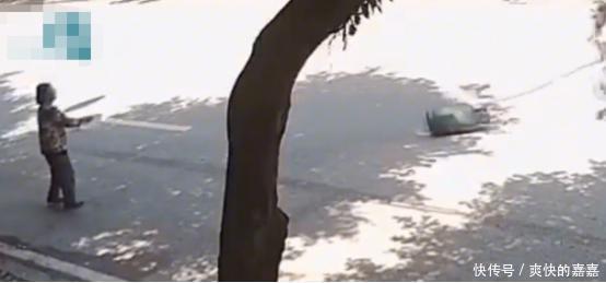  不慎|大妈烧鸭毛不慎点燃煤气罐，竟拽着煤气罐“遛弯”！场面十分惊险
