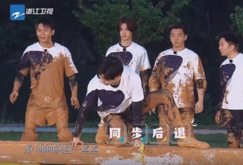  粉丝|跑男团都喊蔡徐坤“坤坤”，唯独黄明昊称呼不同，粉丝都没这待遇