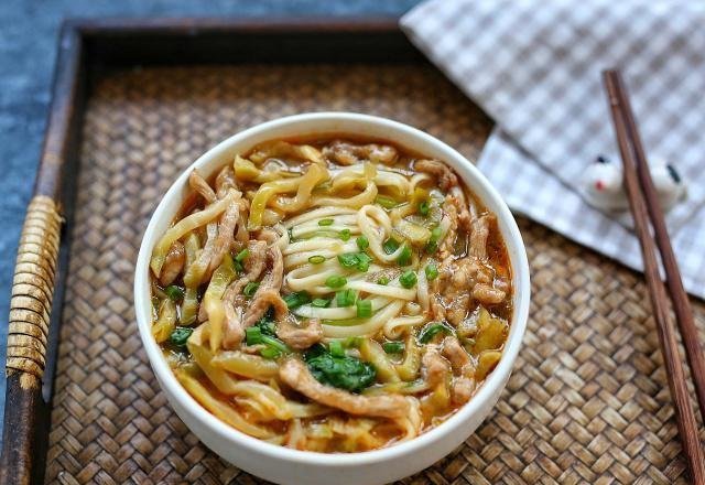 再配|榨菜别再配粥吃了,用来煮面味道更香,好吃到连汤汁都不剩