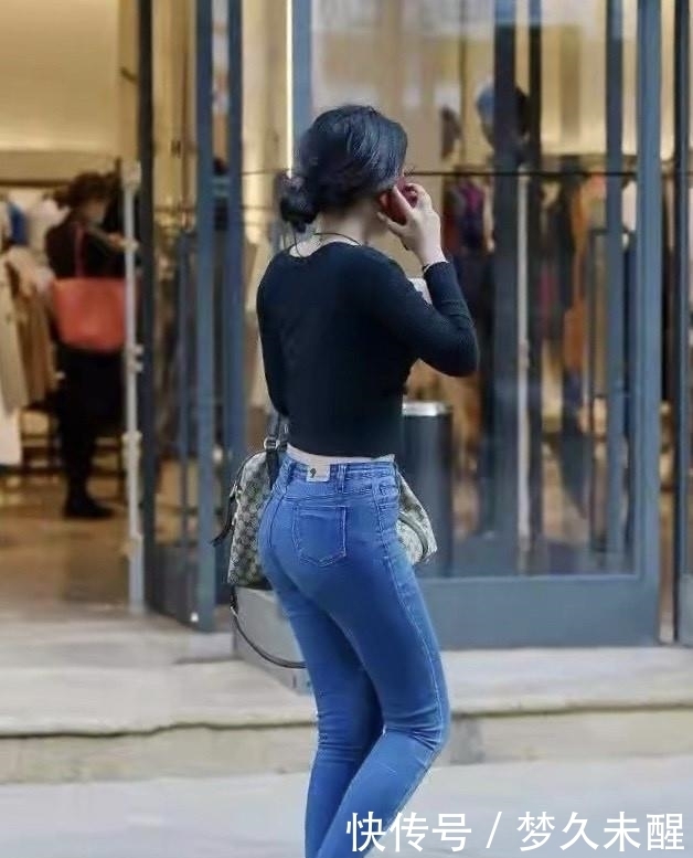  出有|牛仔裤拉长了腿部的比例，展现出曲线之美，穿出有格调的女神气质