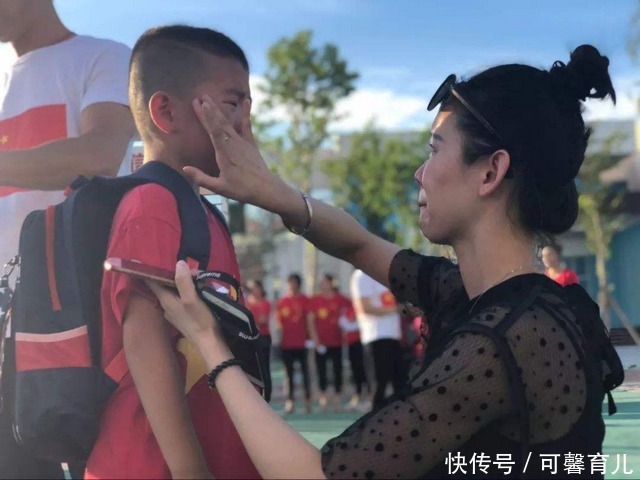姥姥|幼儿园毕业证书入手后，小男孩泪如雨下，长大的过程太辛苦！