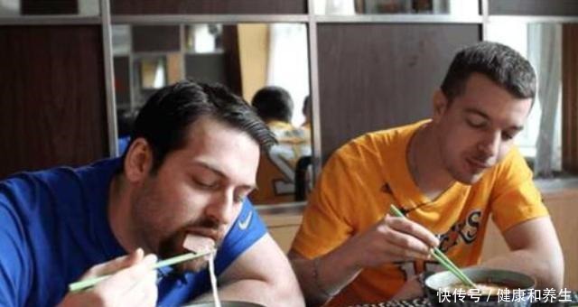 男题|中餐美国爆火,新发明“筷叉”解决美国人吃中餐男题,吃货福音