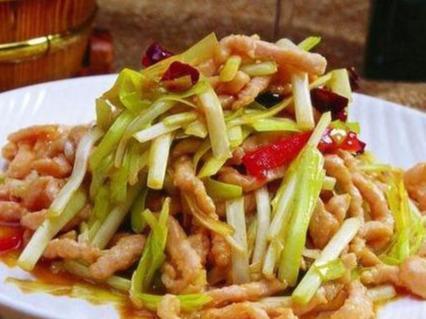  倒入|春季美食推荐尖椒腰花，油豆腐丁炒青椒，爆炒肥肠的做法