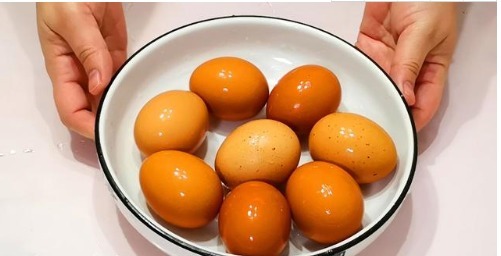  煮鸡蛋|水煮蛋时，不要只加清水煮，加一勺它，鸡蛋又香又嫩，好剥皮