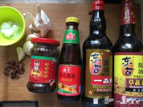 老干妈里面|小伙将老干妈放大400倍!密密麻麻都是这东西,网友:再也不吃了!