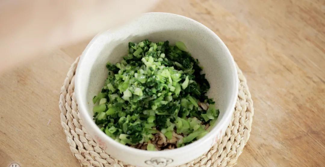  面粉|皮薄馅厚，内在鲜美的柳叶素菜包，热腾腾的来上一笼可好？