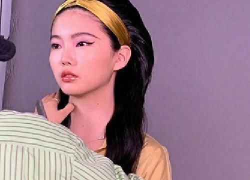  退赛|青2退赛选手李熙凝火了，不仅录制快本，还穿淡黄的长裙拍大片