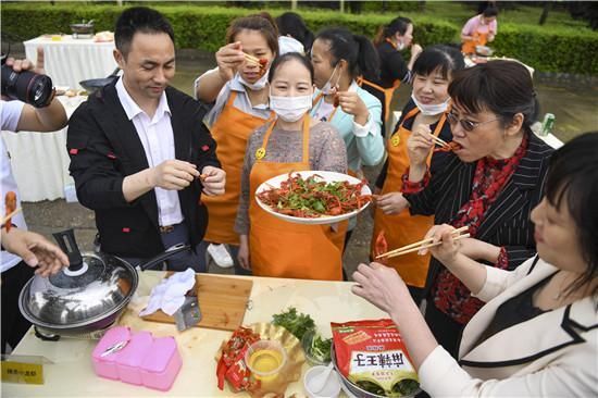 辣条|辣条厨艺大比拼,21位“辣妈”亮出各自拿手绝活烹饪“辣条大餐”