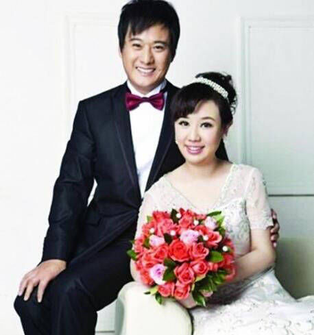 云飞|因《星光大道》走红,抛弃妻女换娇妻,如今前妻与女儿相依为命